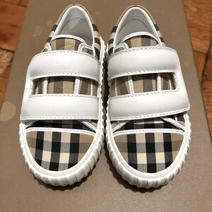 Burberry Mark Check sneaker (Toddler) sz UK 24 / US 7